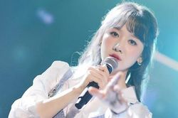 Sao Việt động viên Hari Won sau thông báo bị liệt nửa mặt