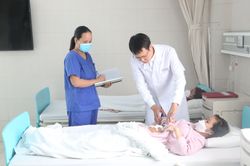 Thai phụ mang khối u buồng trứng xoắn có kích thước hơn 30cm