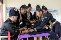 Truyền nghề làm trang phục truyền thống cho 20 phụ nữ dân tộc Cống