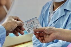 Tặng thẻ bảo hiểm y tế - chia sẻ yêu thương