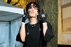 J-Hope BTS đội mũ vui mắt, nhảy nhót phấn khích khi về Hàn Quốc