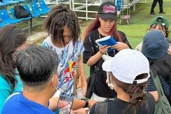 Hoàng Anh Gia Lai: Tiền vệ Tuấn Anh ký tặng người hâm mộ trên sân tập