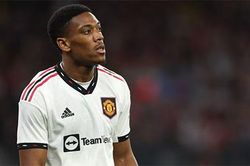 Martial chấn thương, Ronaldo lại sáng cửa đá chính trận khai màn