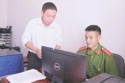 Chính trị - Xã hội Chính trị - Xã hội Đi lên từ bán chuyên trách