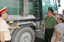 Giám đốc Công an tỉnh trực tiếp kiểm tra việc xử lý xe quá tải