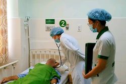 Ho, khó thở suốt một năm, bác sĩ gắp ra xương ống heo