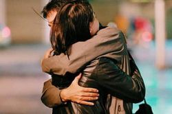 Cô gái bị nam đồng nghiệp ôm đến gãy xương sườn