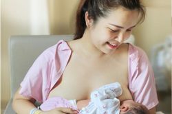 Sau khi sinh, sữa mẹ chưa về nhiều có cần pha sữa công thức cho trẻ bú?