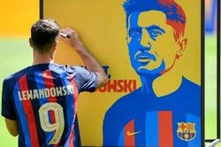 Barca tước áo số 9 của Depay