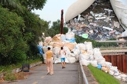 Đường ven sông Tô Lịch ngập rác thải, trở thành điểm tiêm chích