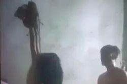 Bé gái bị bố ruột trói tay, treo lơ lửng giữa nhà