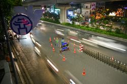 Hà Nội: Lắp rào cứng tách làn xe trên đường Nguyễn Trãi trong đêm