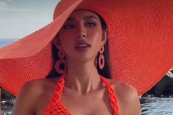 Hoa hậu Thùy Tiên mặc bikini đỏ rực, khoe dáng nóng bỏng tựa 'nàng tiên cá' trên biển