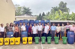 Hỗ trợ nông dân thực hiện mô hình phân loại rác thải tại gia đình