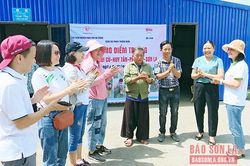 Bàn giao nhà lớp học mầm non cho bản Suối Cù