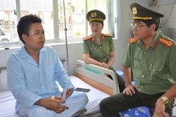 Công an Đồng Tháp thăm cán bộ chiến sĩ bị thương khi làm nhiệm vụ