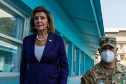 Bà Pelosi thăm biên giới liên Triều
