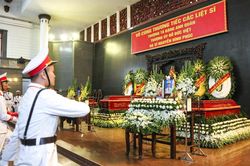 Đồng đội nghiêng mình tiễn đưa 3 cảnh sát PCCC hy sinh