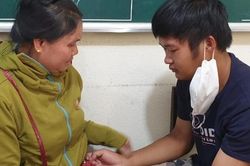 Nam thanh niên đoàn tụ gia đình sau 10 năm thất lạc