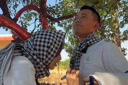 Cuối cùng thì Quang Linh Vlogs đã tìm được cách bảo quản chiếc áo có chữ ký của Thùy Tiên
