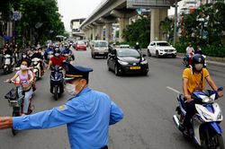 Giao thông lộn xộn khi tách làn ôtô, xe máy trên đường Nguyễn Trãi