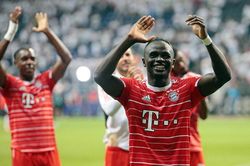Bayern Munich thắng kiểu tennis, Mane vượt Lewandowski