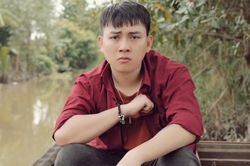 Hoài Lâm tập tành hát ca khúc do fan yêu cầu, giọng hát lẫn biểu cảm khiến ai cũng đều 'rớt nước mắt'