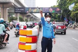 Hà Nội ngày đầu thí điểm tách riêng làn ô tô, xe máy trên đường Nguyễn Trãi