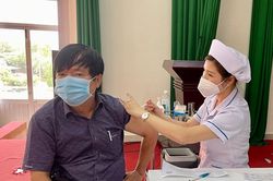 Người dân nên tiêm đủ mũi vắc xin phòng bệnh Covid-19 trong bối cảnh dịch bệnh khó lường