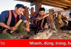 Tạc tượng gỗ ở làng Kon Du