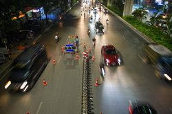 Xuyên đêm lắp đặt dải phân cách cứng trên đường Nguyễn Trãi