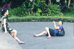 Muôn kiểu lăn xả dở khóc dở cười khi các chàng trai chụp ảnh cho 'nóc nhà'