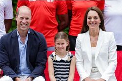 Kate Middleton bắt trend chiếc áo hot nhất hè này, chị em tham khảo ngay cách phối đồ công sở