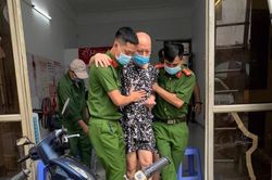 Xúc động hình ảnh công an đón tận nhà, cõng người già đi làm CCCD