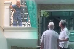 Xúc động khoảnh khắc cụ ông bịn rịn tạm biệt em gái để về quê: 'Về với anh đi, ở đây hoài vậy trời'