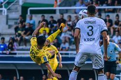 Quang Hải thi đấu không trọn vẹn, Pau FC bị 'mất' một quả penalty