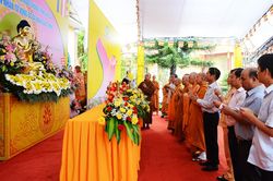 Tuyên truyền, vận động 'Tăng ni, phật tử tham gia bảo đảm trật tự, an toàn giao thông'