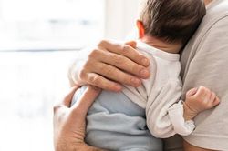 Đi làm về, tôi kinh ngạc khi thấy người yêu cũ đang bế con mình