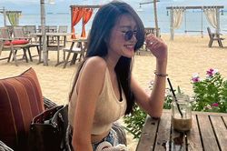 Bạn gái tin đồn của Văn Hậu thả dáng nuột nà tại bãi biển Quy Nhơn
