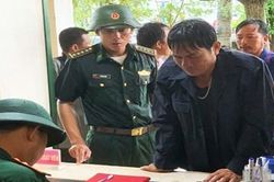 Quảng Bình: Cứu sống 8 thuyền viên trôi dạt trên biển