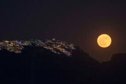 Ngắm siêu trăng và mưa sao băng bùng nổ trong đêm Rằm tháng 7