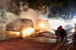 Lào Cai: 2 xe ô tô bốc cháy dữ dội lúc rạng sáng