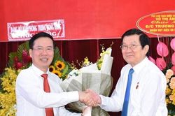 Nguyên Chủ tịch nước Trương Tấn Sang nhận Huy hiệu 50 năm tuổi Đảng
