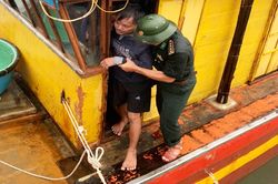Tàu cá bị lốc nhấn chìm, 8 thuyền viên trôi dạt trên biển
