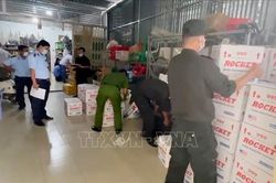 An Giang: Tạm giữ hình sự đối tượng buôn bán dầu nhớt giả số lượng lớn