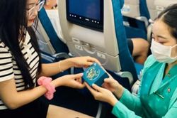 Hành khách đi máy bay bất ngờ nhận quà Trung Thu sớm