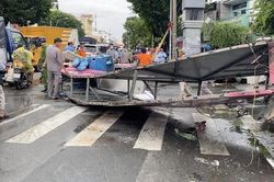 TPHCM: Cổng chào công viên Đầm Sen bị gió quật ngã, nhiều người khiếp vía