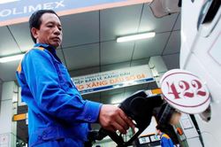 Giá dầu thô thế giới lao dốc mạnh, xăng sẽ giảm sâu?