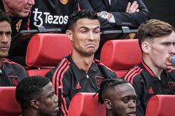 Man Utd thua trận, Ronaldo nhăn mặt, bĩu môi