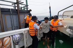 Bộ Tư lệnh Vùng 3 Hải quân lai dắt tàu cá cùng 2 ngư dân về đảo Lý Sơn an toàn